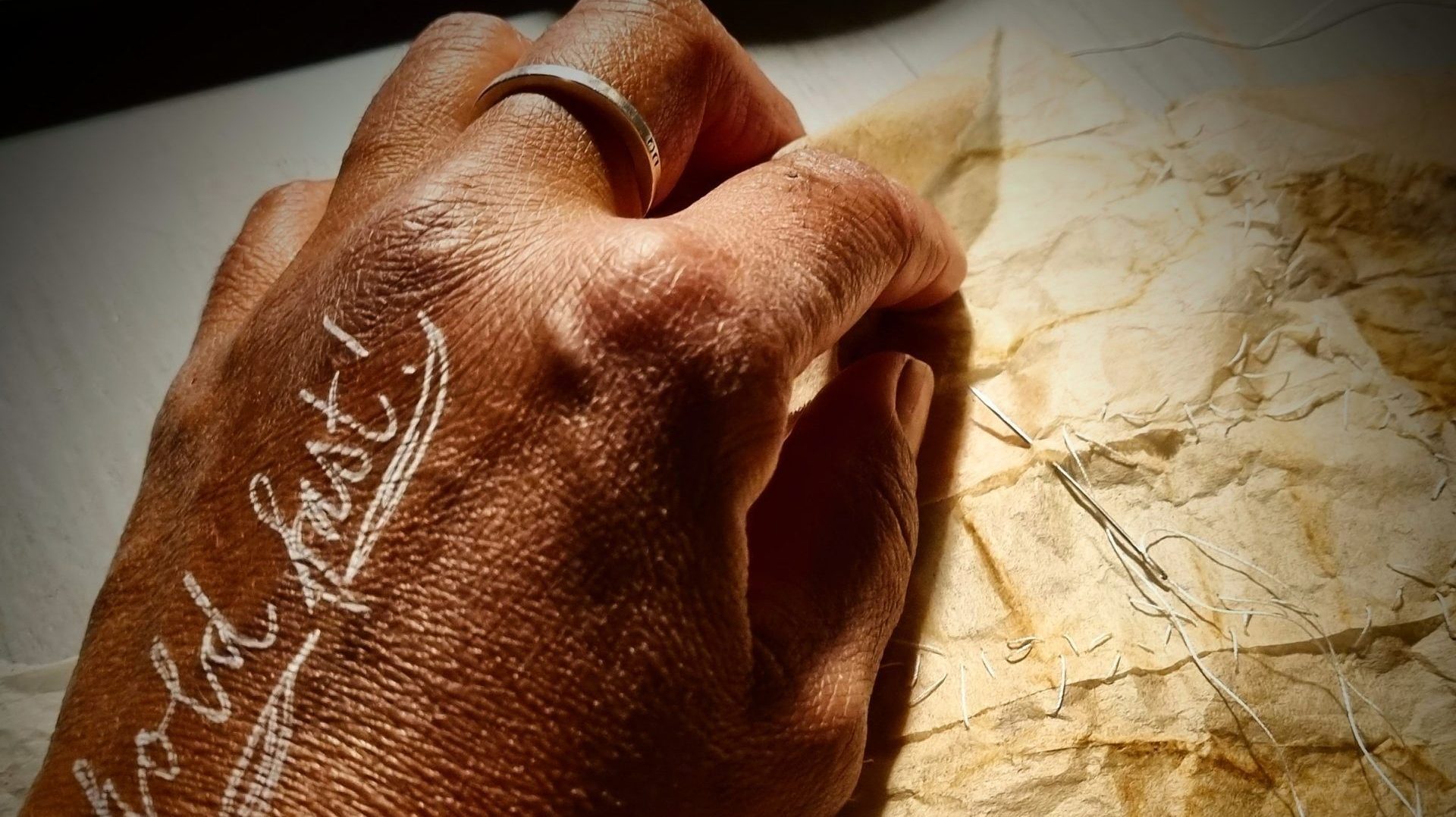 Närbild på hand som syr